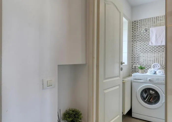 Guest - 8 Bucureşti